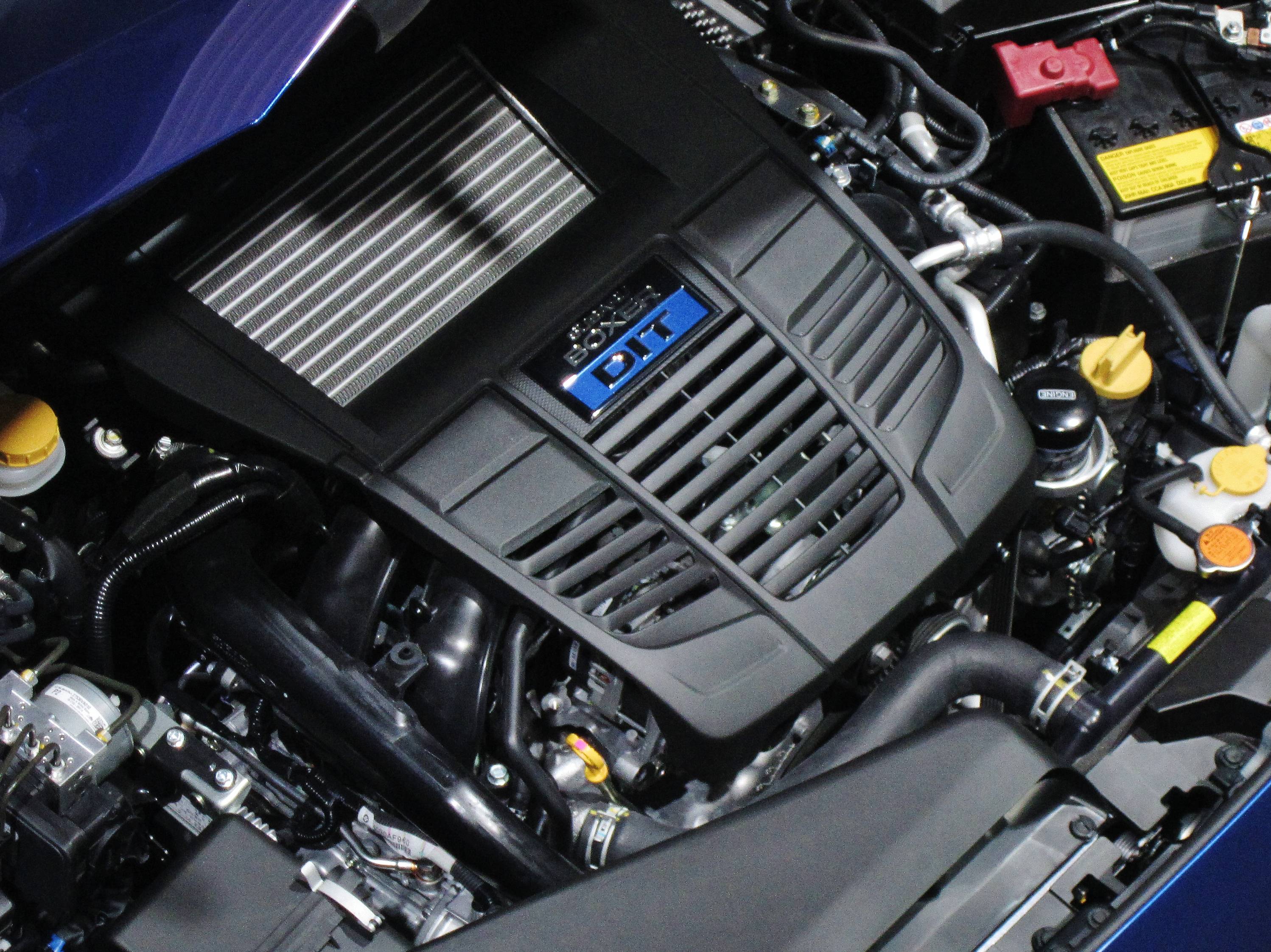 Fotografia real de motor Subaru FA20 DIT com injeção direta turbo; imagem de referência, não do motor da aula