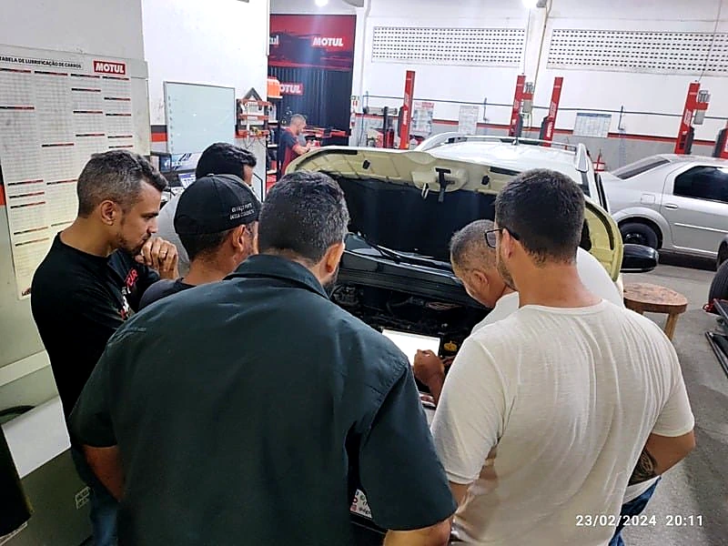 Acompanhamento de procedimentos com o veículo na bancada de trabalho.