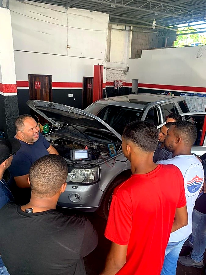 Participantes reunidos com o instrutor durante uma atividade prática.